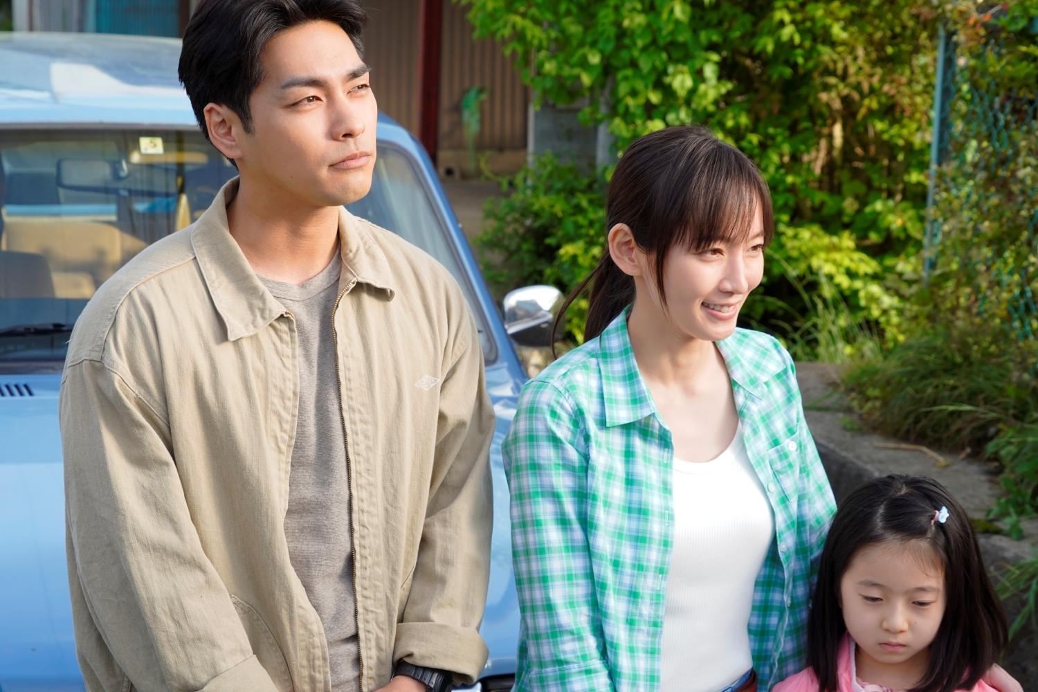 坎城影帝柳樂優彌(左)在《噬亡村》展現硬派魅力。(圖/Disney+提供)