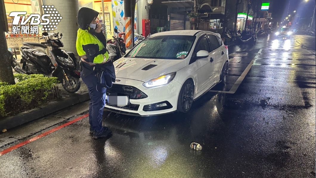 深夜噪音太擾鄰?玻璃瓶「從天而降」砸車 警追涉案人
