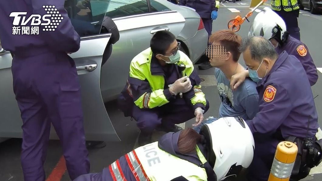 駕駛躺賓士呼呼大睡 警上前查違停赫見「腿上一把槍」