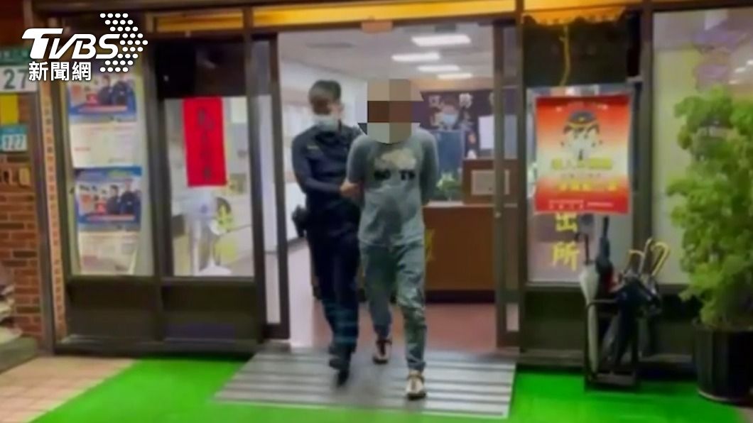 男子被警方送辦。(圖/TVBS)