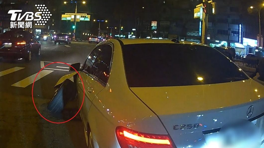 上路就解體!賓士開到一半左輪彈出 車主崩潰:才剛保養