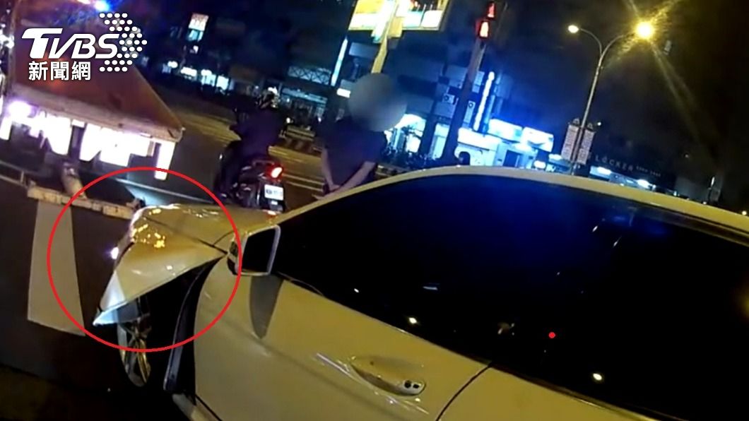 吊車協助將故障車帶離現場。(圖/TVBS)