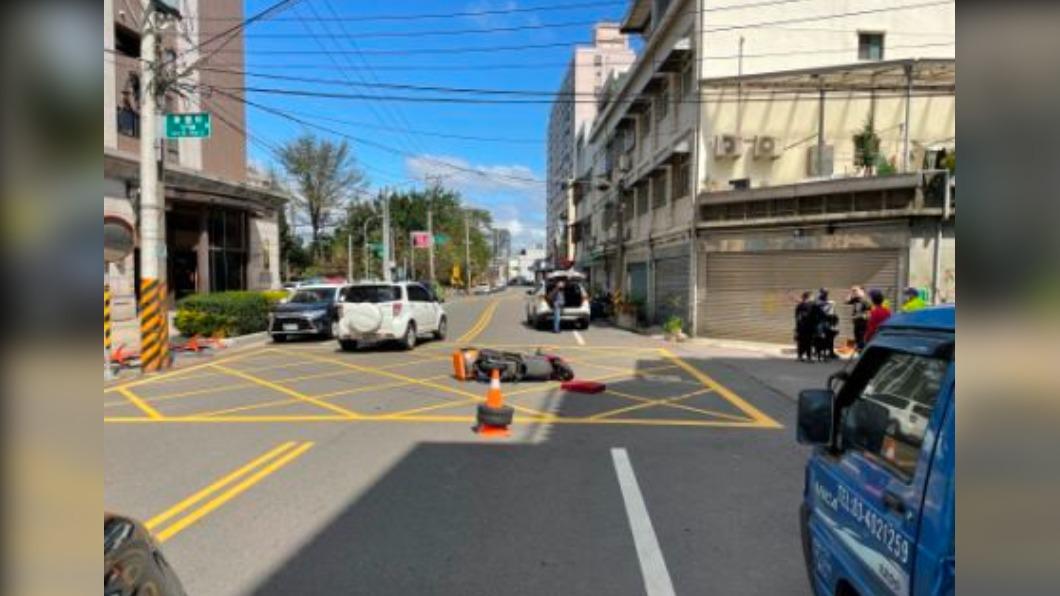 麵包車貨籃掉滿地 騎士閃避不及撞上