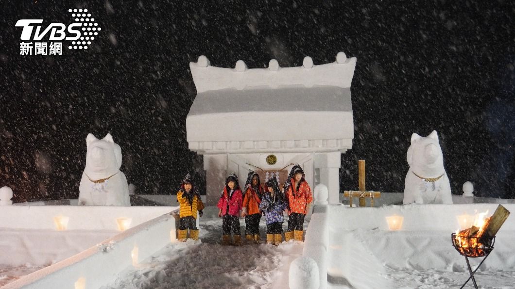 主會場中有14座大型狗狗的冰雕像。(圖/葉韋辰攝)