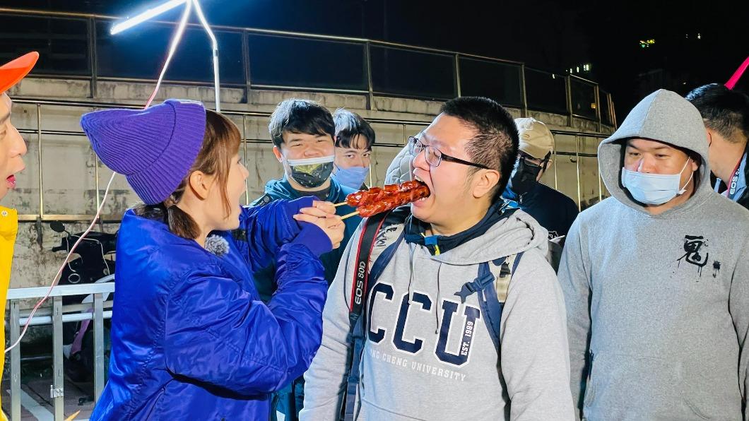 籃籃餵食粉絲。（圖／民視提供）