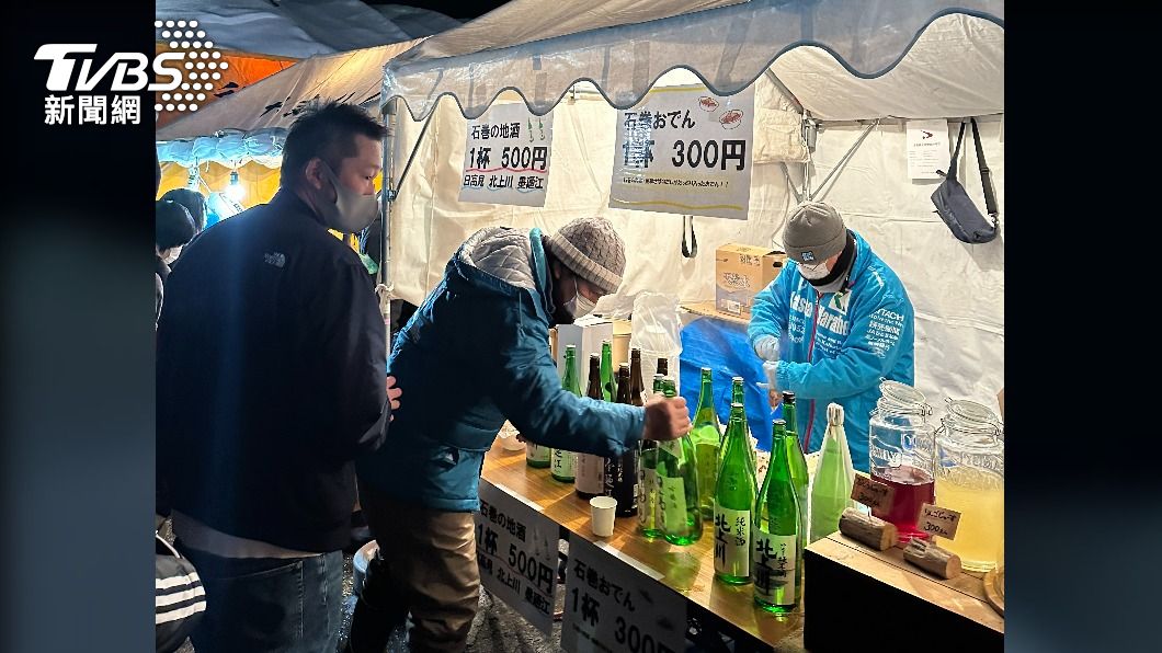 販售章魚燒、烤肉串的餐車、攤位也沒有少。(圖/葉韋辰攝)