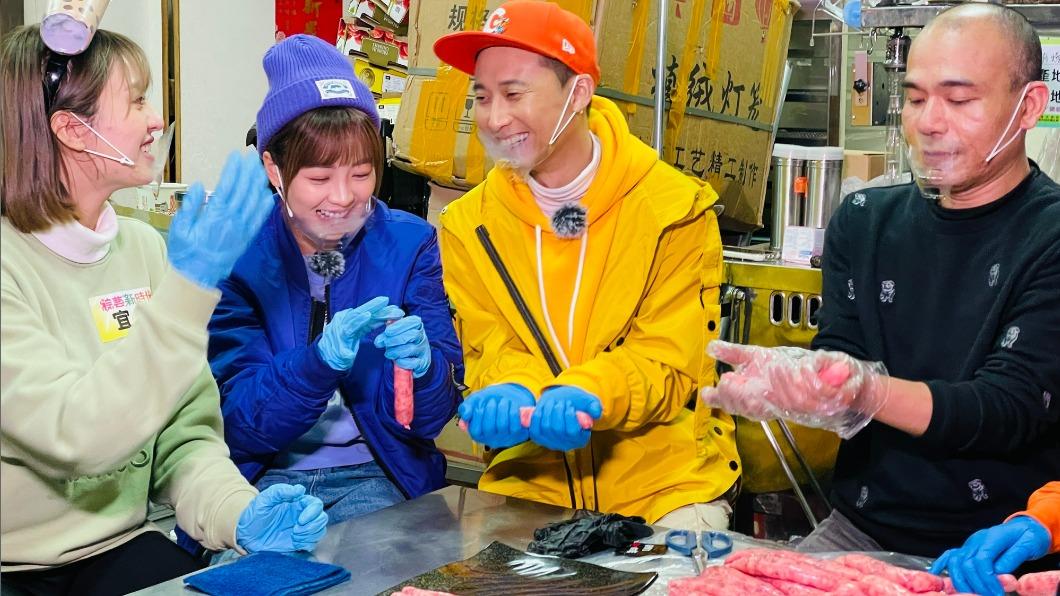 籃籃和浩子等人挑戰做香腸。（圖／民視提供）