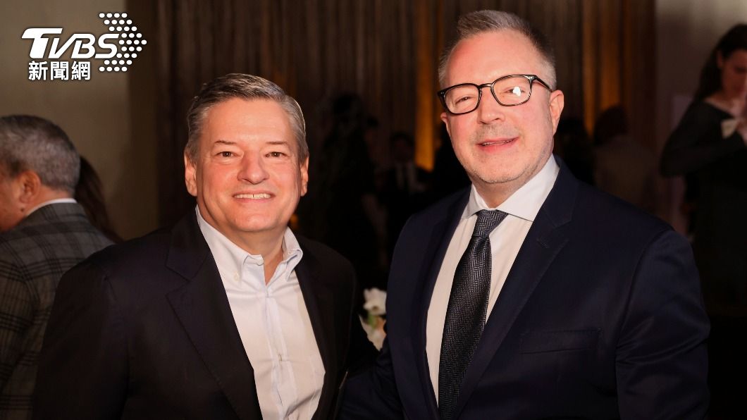 Netflix聯合執行長泰德薩蘭多斯（左）與影藝學院首席執行長比爾克萊莫合影。（圖／達志影像美聯社）