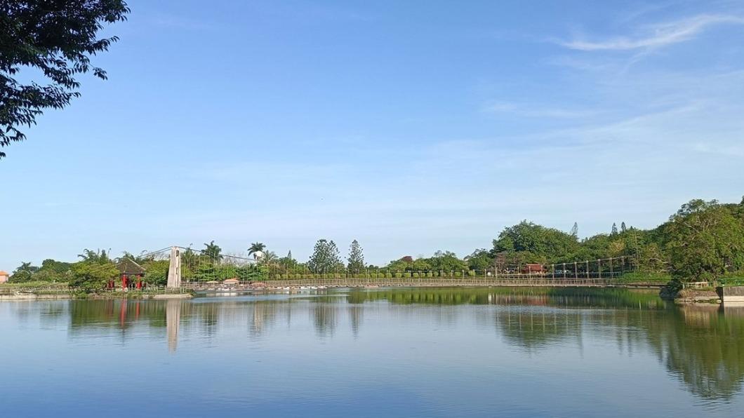 綠蔭遮蔽的環湖曲橋可以飽覽整片湖景超愜意。(圖/Vicky媽媽的遊樂園提供)
