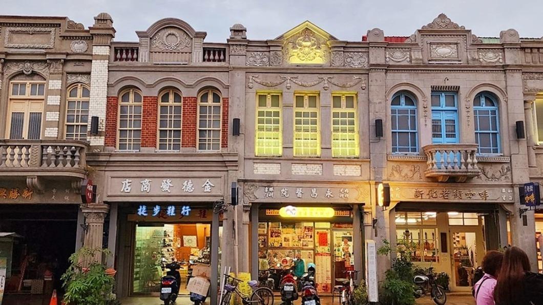 老街建築打亮燈光,看起來很浪漫。(圖/Yuki‘s Life提供)
