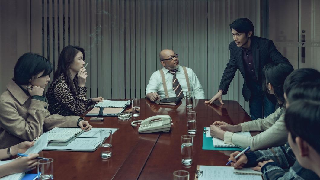 林心如和姚淳耀詮釋電視台內明爭暗鬥的競爭關係。（圖／Netflix提供）