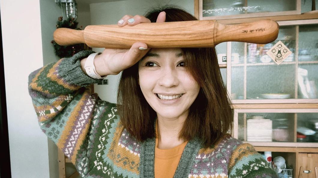 陳意涵開心秀出擀麵棍,笑說是為了做披薩準備。(圖/翻攝自陳意涵臉書)