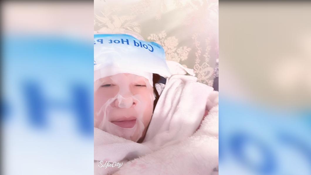 陳文茜分享冰敷照，自嘲未來死相應該不錯。（圖／翻攝自陳文茜臉書）