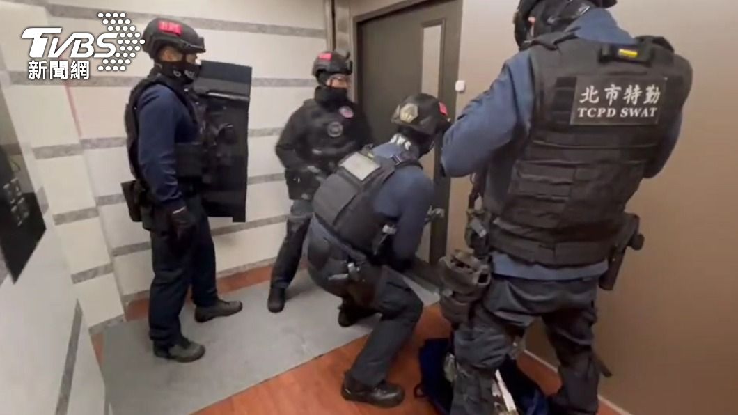 警方到林森北路一處商辦大樓進行攻堅。(圖/TVBS)