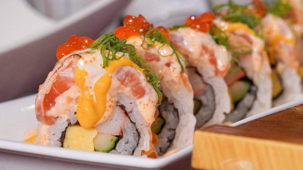 壽司淋上飽滿鮭魚卵,整體口感豐富好吃。(圖/狗一下居酒食堂提供)