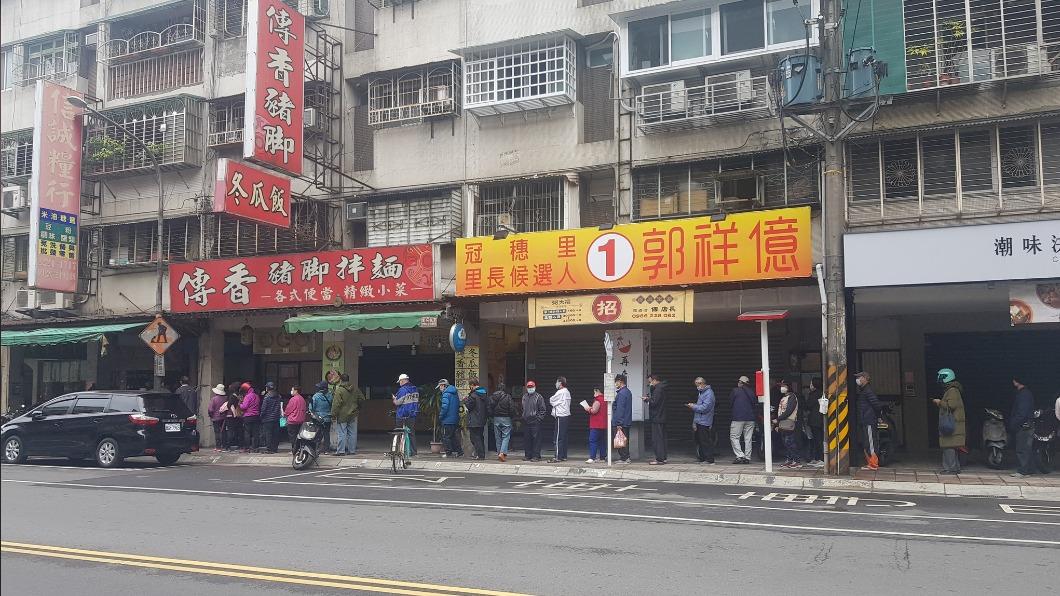 許多民眾排隊等著買雞蛋。(圖/翻攝自朱學恒臉書)