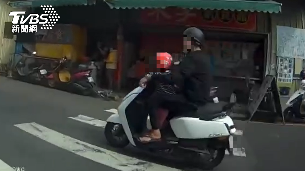 這款身教?機車載幼兒闖紅燈被叭 竟攔車嗆聲下場曝