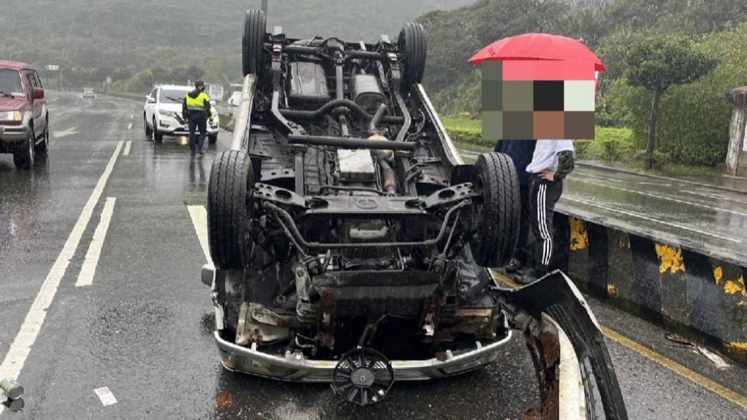 休旅車就這樣「倒栽蔥」在馬路上　（圖／消防局提供）