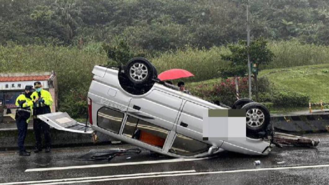 車翻覆在馬路上，還好無人受傷　（圖／消防局提供）