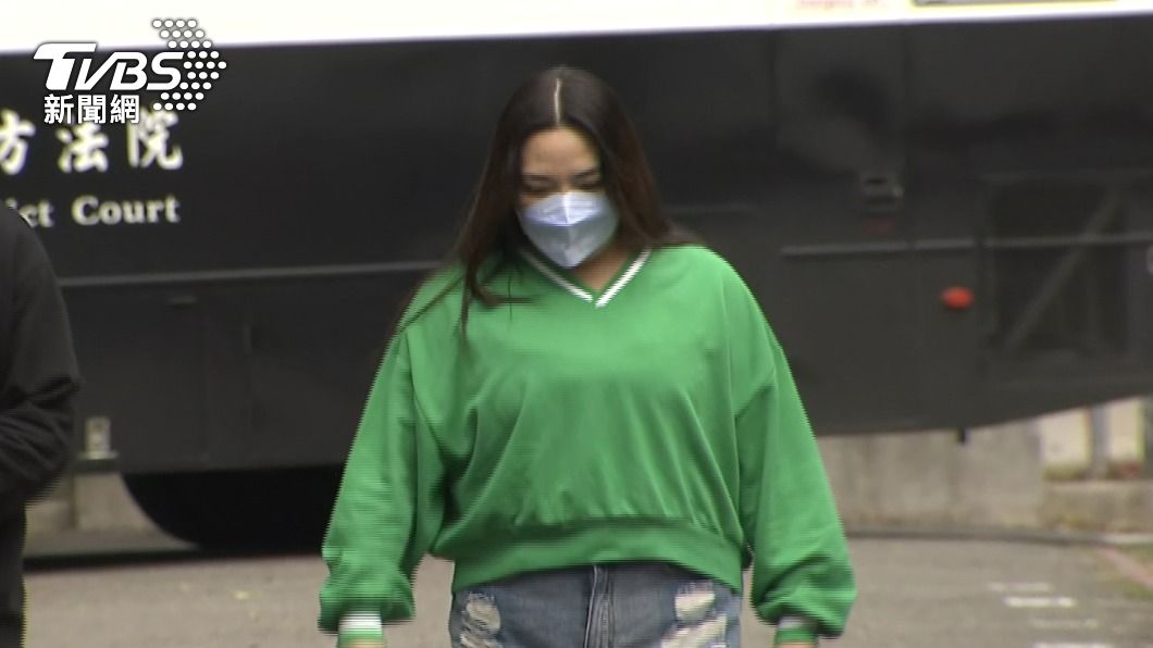 小甜甜離婚官司開打!夫妻不同心卻都選了「綠」色衣帽
