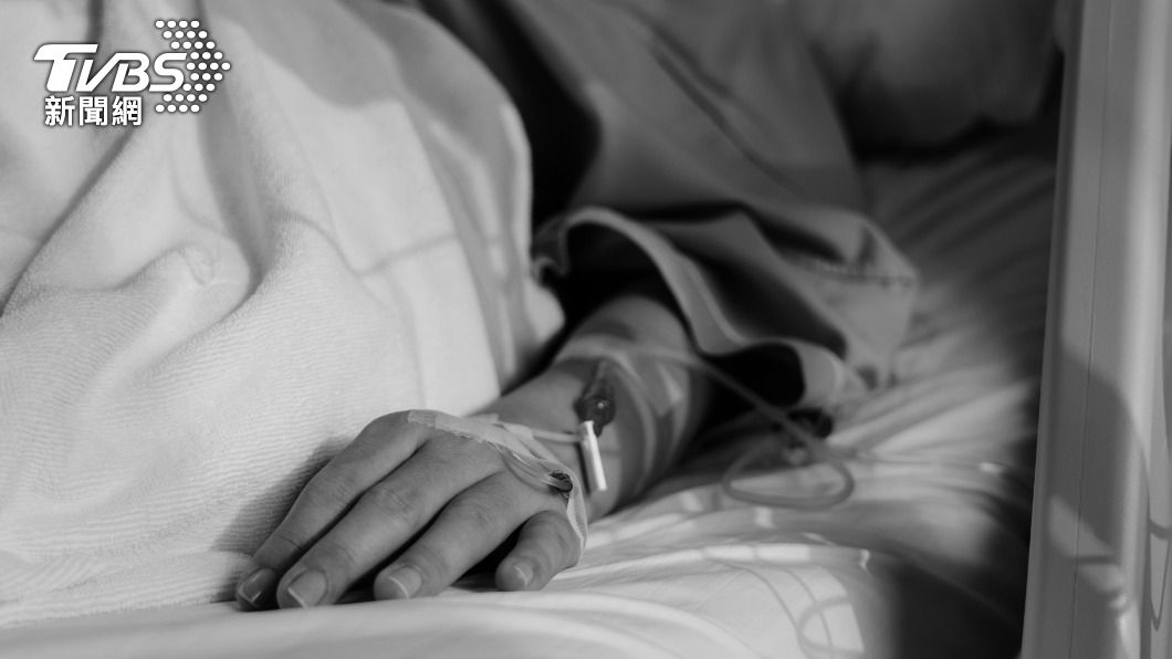 示意圖/shutterstock達志影像 阿公過世前求「給我紙筆」 孫見5字遺言心碎淚崩