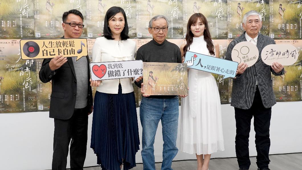 左起游安順、張玉嬿、導演吳念真、張靜之、柯一正出席《清明時節》全新卡司記者會。（圖／綠光劇團提供）