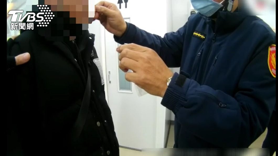警員採集陳男臉上的不明白色粉末。(圖/TVBS)