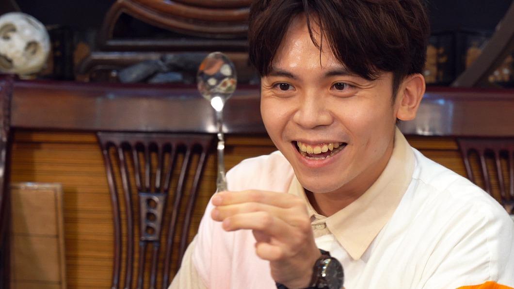 黃豪平表演魔術給來賓家庭看。(圖/公視提供)