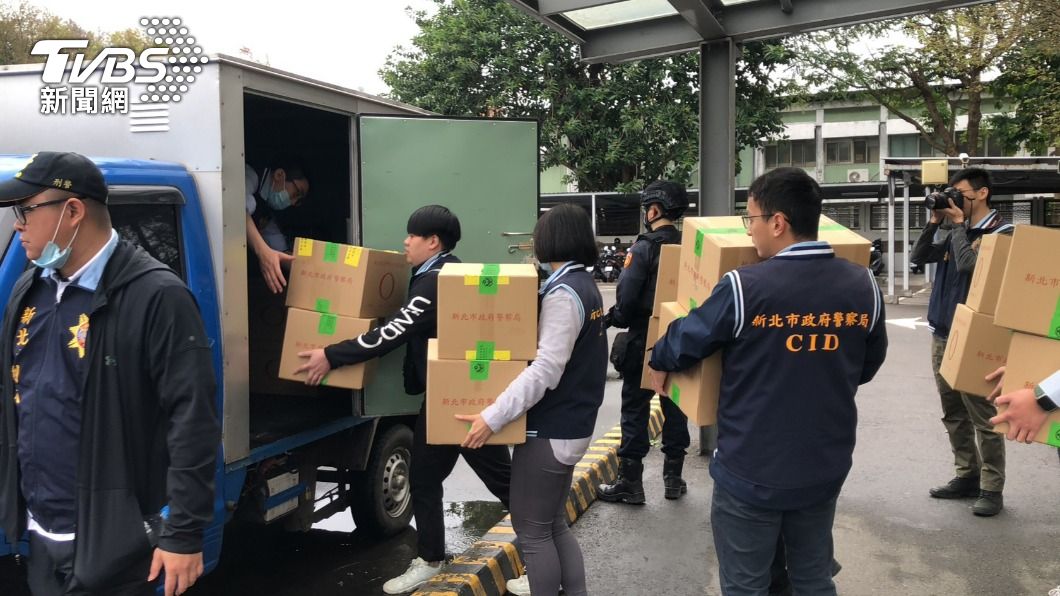 警員們將毒品運送上車。(圖/TVBS)