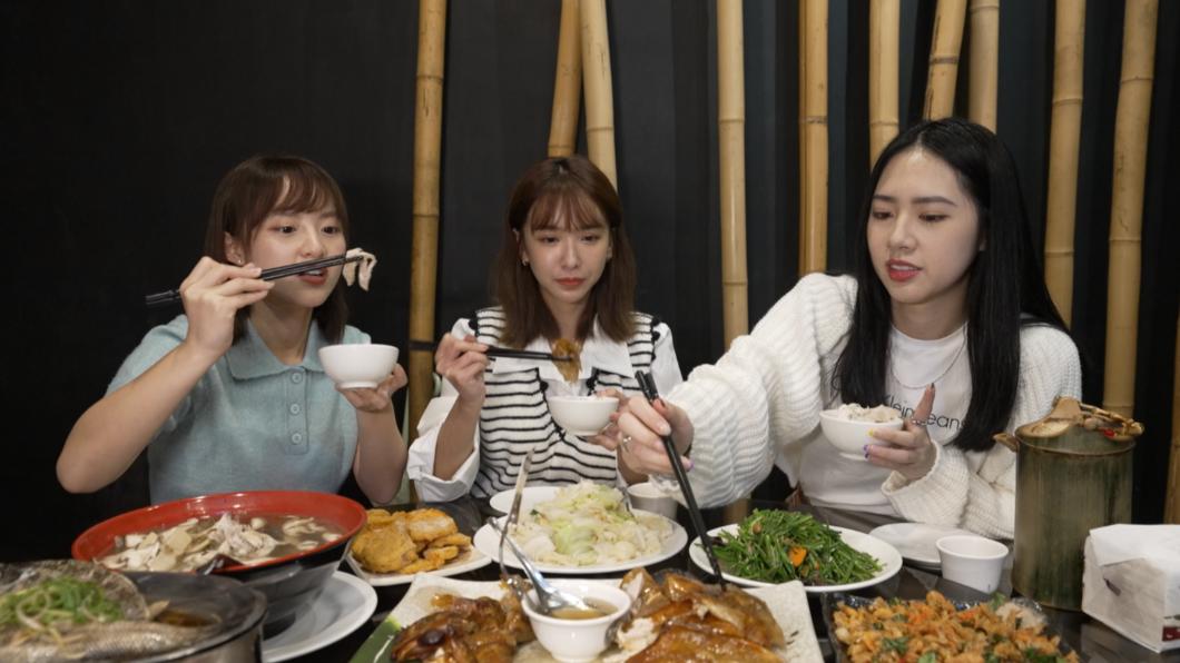 3人一起大啖美食。（圖／懿想天開提供）