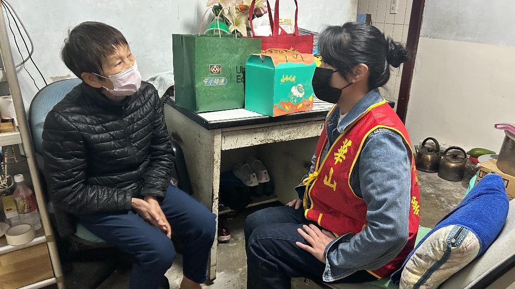 藝人海裕芬與華山基金會個案魏奶奶互動。(圖/富帝國際食創有限公司_嚕嚕姑滷)