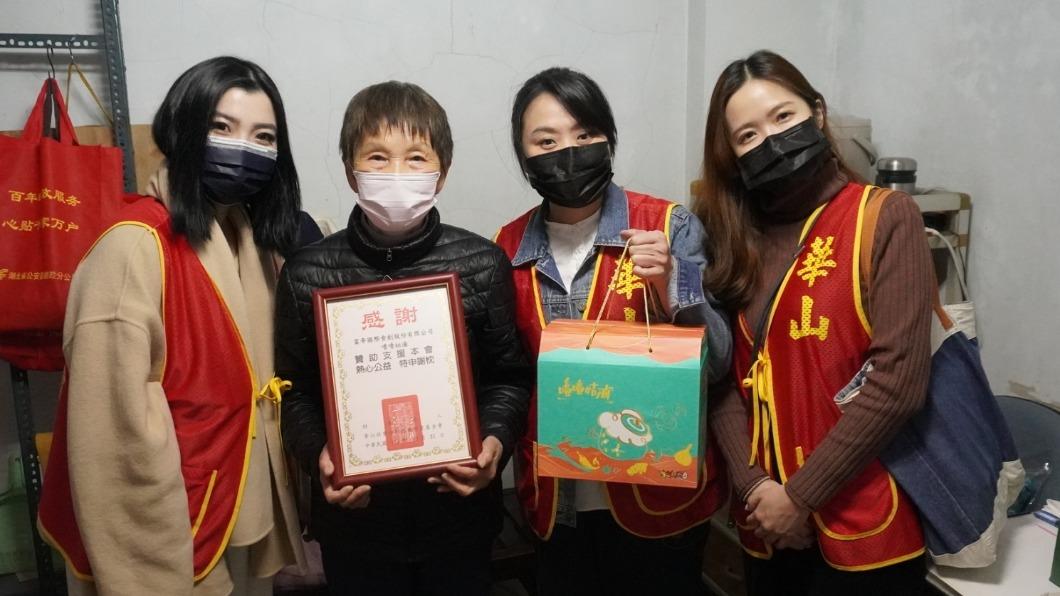 藝人海裕芬獲頒華山基金會感謝狀,盼愛心延續溫暖持續傳遞。(圖/富帝國際食創有限公司_嚕嚕姑滷)