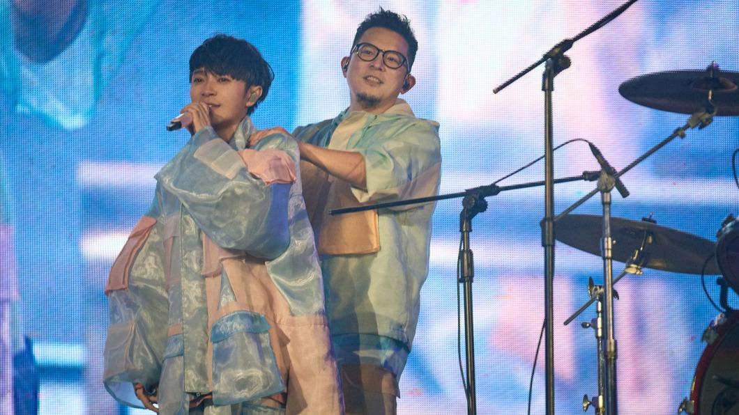 吳青峰(左)不僅在開唱前夕莫名失聲,正式演出時還因唱得太用力突然落枕。(圖/翻攝自吳青峰臉書)
