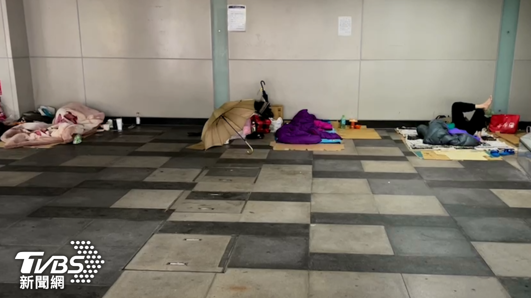 基隆火車站內，聚集了很多街友遮風避雨，但是也讓往返的女性乘客感到不安　（圖／ＴＶＢＳ）