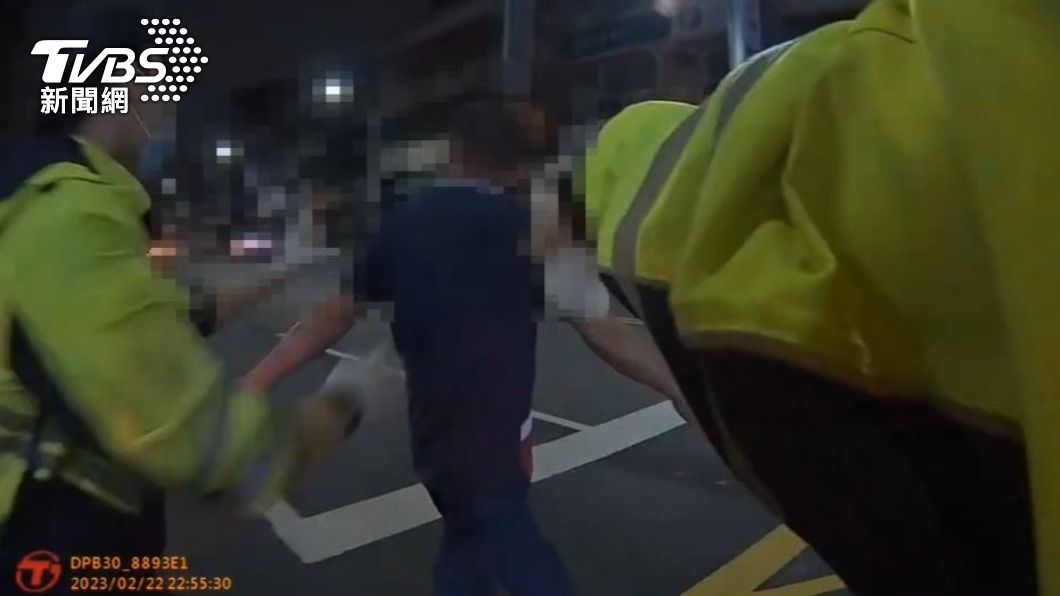 醉男在住處撞破頭被送往醫院,卻不斷衝向大街遭救護人員制止。(圖/TVBS)