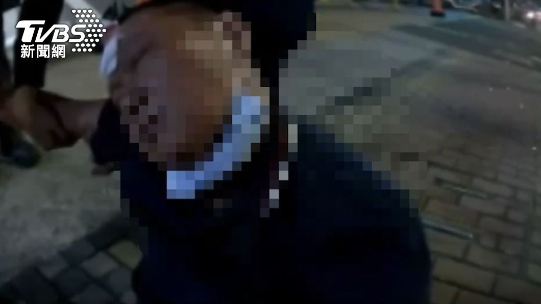 醉男毆打救護人員後呈現泥醉狀態,警方予以保護管束。(圖/TVBS)