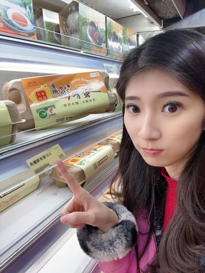 李明璇表示女兒超愛吃蒸蛋,到百貨公司超市卻只剩昂貴的高級蛋。(圖/翻攝自李明璇臉書)