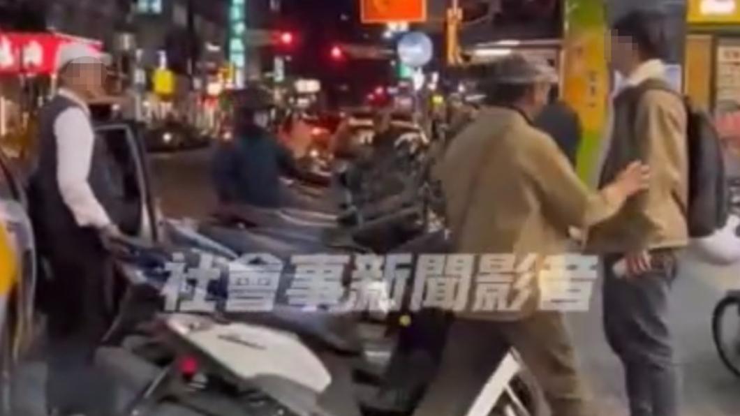 熱心民眾上前協助勸阻。（圖／翻攝自社會事新聞影音）