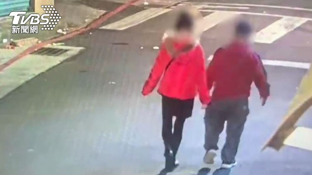 男子喝醉,小姐假意攙扶實際上打電話叫另名小姐到場洗劫。(圖/TVBS)