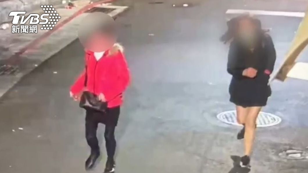 兩名小姐事後逃離現場,警方欲將人通知到案。(圖/TVBS)