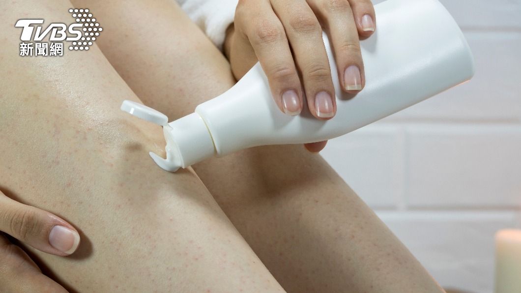 使用保濕乳液擦塗患處可軟化角質。（示意圖／shutterstock達志影像）