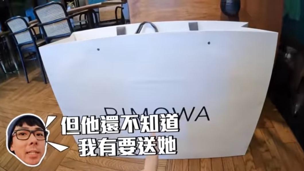 阿滴偷偷幫滴妹買禮物,想要給她驚喜。(圖/阿滴英文)