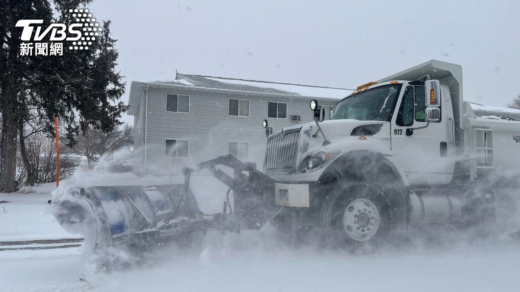 暴風雪襲擊美國多州，大量積雪和道路結冰讓居民好困擾。（圖／達志影像美聯社）