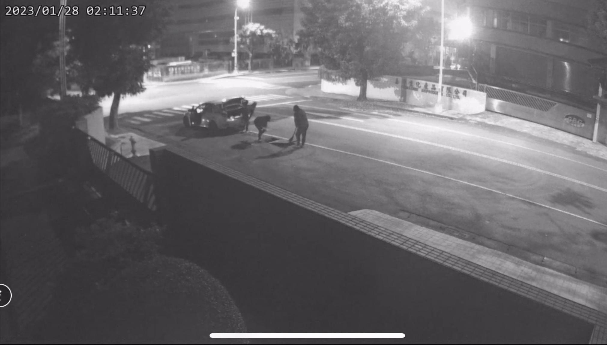 三人一組趁深夜打開路上圓孔蓋偷電纜
