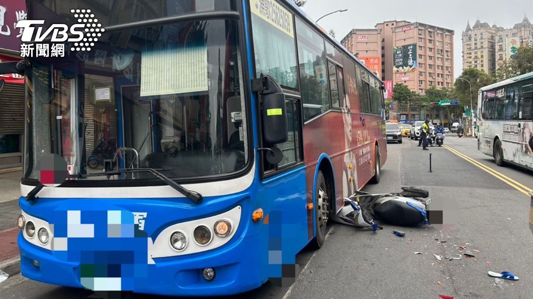 騎士變換車道撞公車自摔　混凝土車輾過雙腿重傷送醫亡