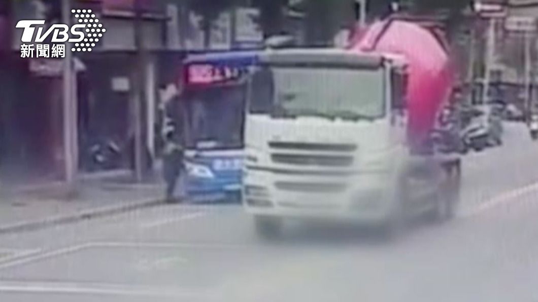 混凝土車撞擊騎士後輾過雙腿。(圖/TVBS)