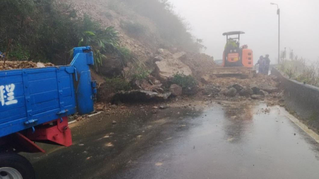 新北瑞芳金水公路2.1K坍方 估下午3時搶通