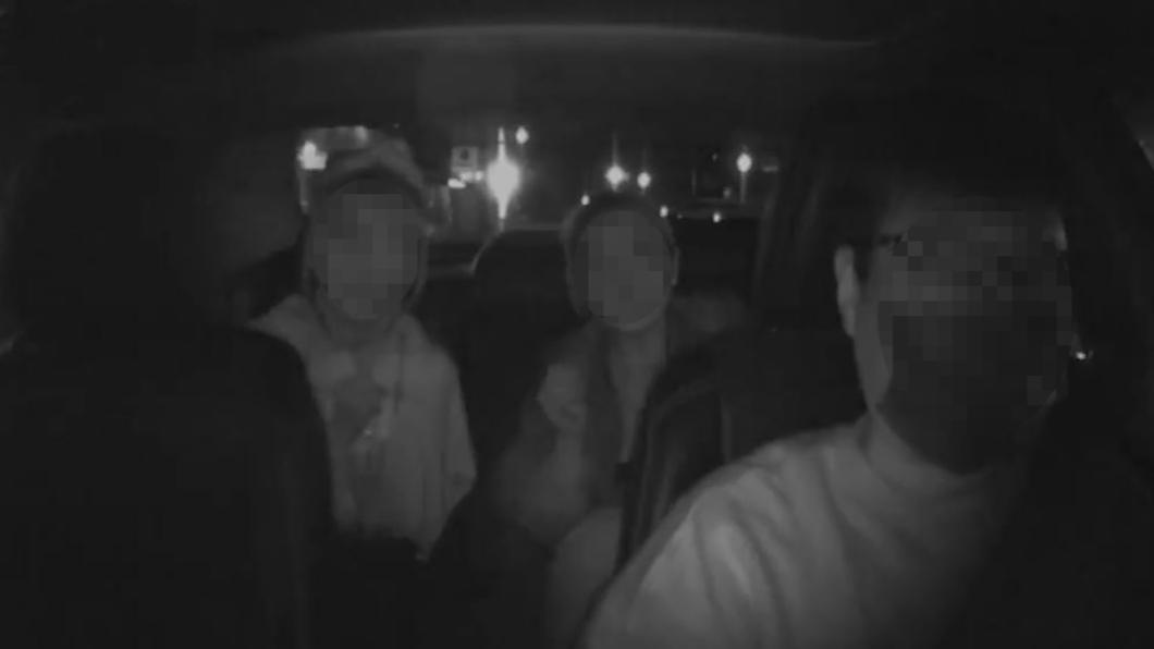 酒醉女乘客和朋友搭上計程車後更改地點卻沒說詳細地址，因此和運將爆發爭執。（圖／翻攝自爆料公社）