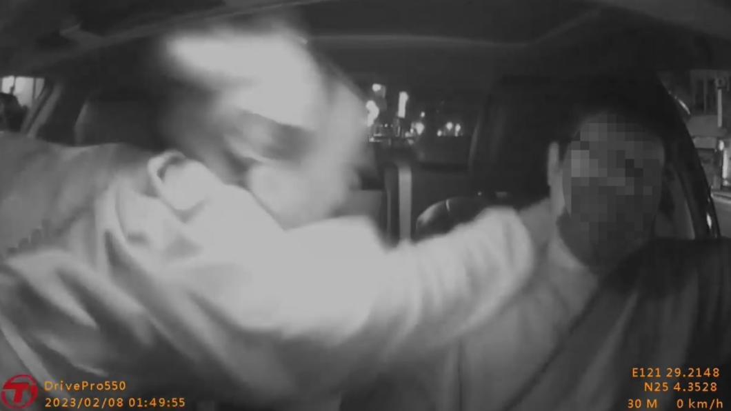 酒醉女乘客不付車資還嗆運將，最後出拳毆打。（圖／翻攝自爆料公社）