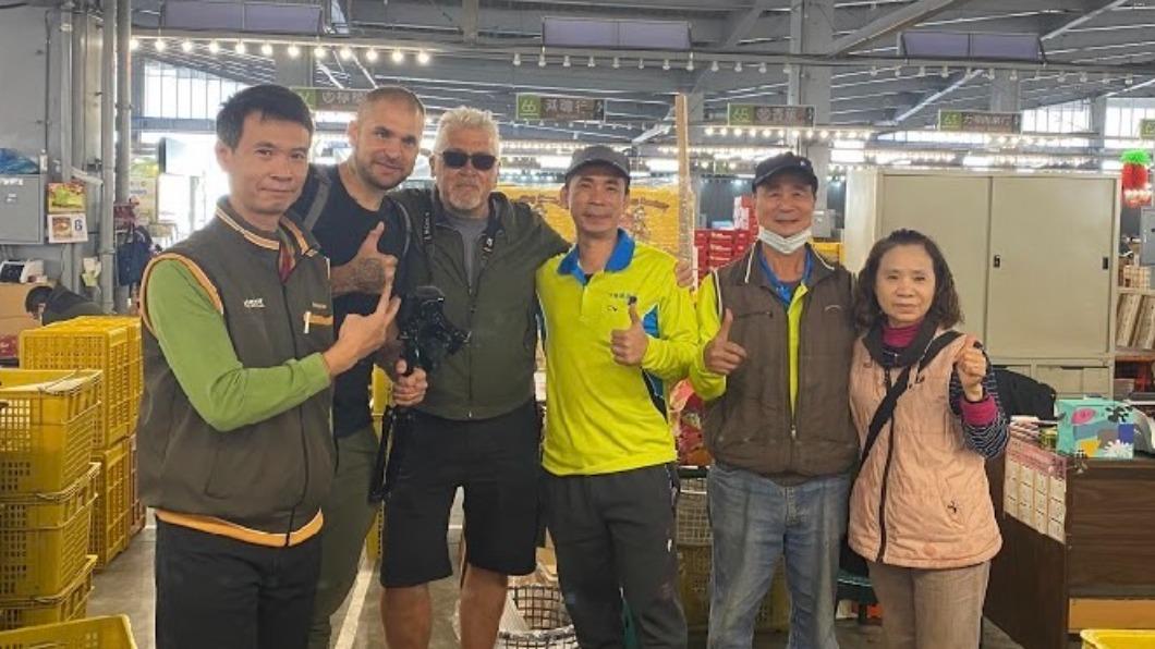 大豐爸爸相當喜愛台灣的水果，尤其是釋迦。（圖／大豐大哥大）